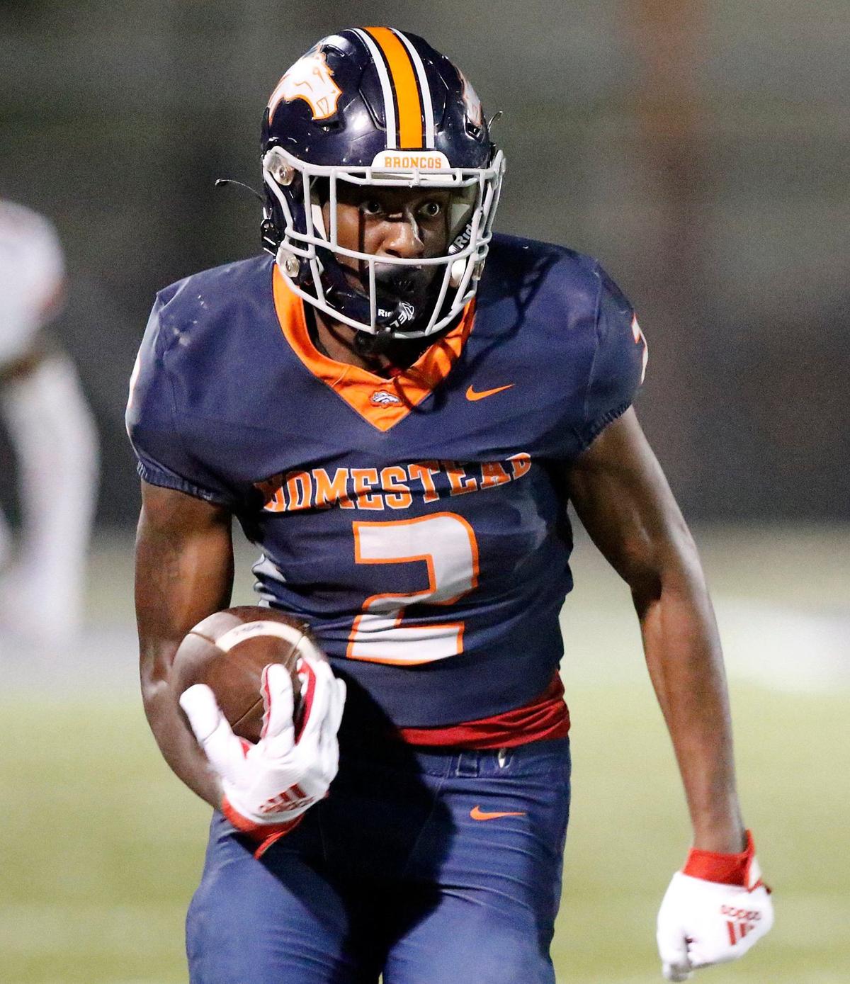 Homestead Broncos wide receiver Cortez Mills (2) plays against Southridge Spartans on Friday, September 27, 2024 at Harris Field Park in Homestead. Andrew Uloza / for Miami Herald
