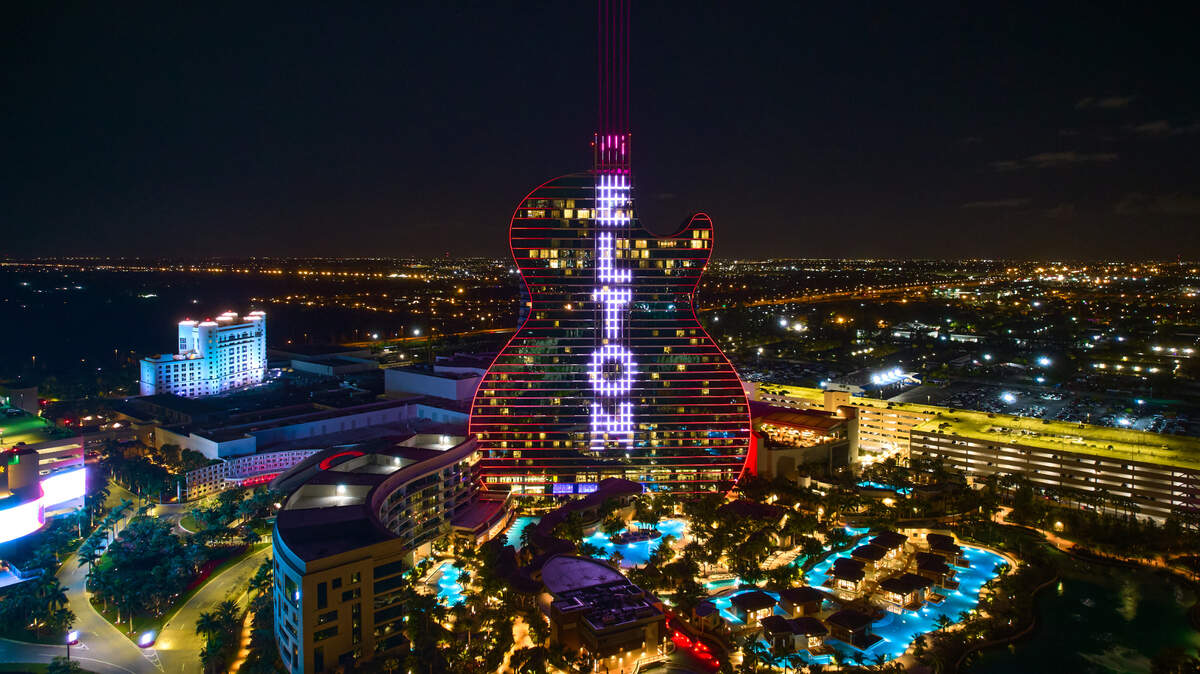 El Hard Rock Live at Seminole Guitar Hotel se ilumina con el logo de Elton John para celebrar el concierto único e íntimo de la leyenda en el local, previsto para el 27 de febrero de 2022.