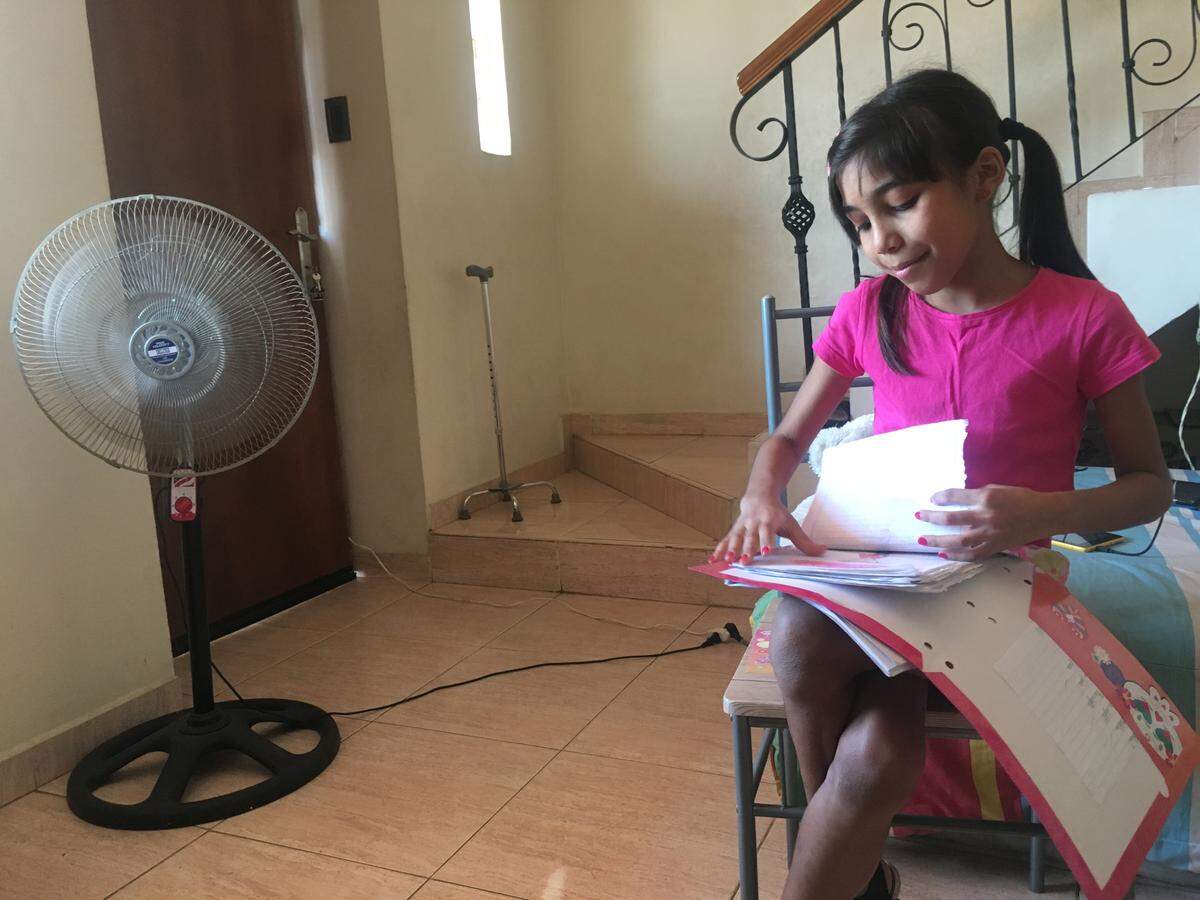 Isabella, una niña de 8 años que vive con su hermano, sus padres y una abuela, ha pasado muchos días sin electricidad debido a los apagones en Venezuela.