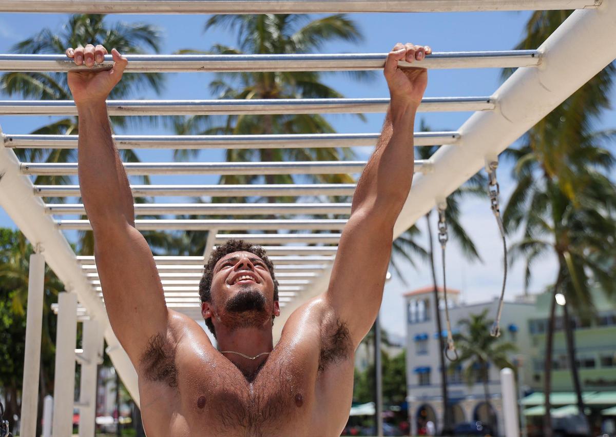 José Villalón haciendo ejercicio en My Equilibra, un parque de bienestar, bajo el sol de las 12:00 p.m. mientras la temperatura superaba los 90 grados en Miami Beach, la Florida.