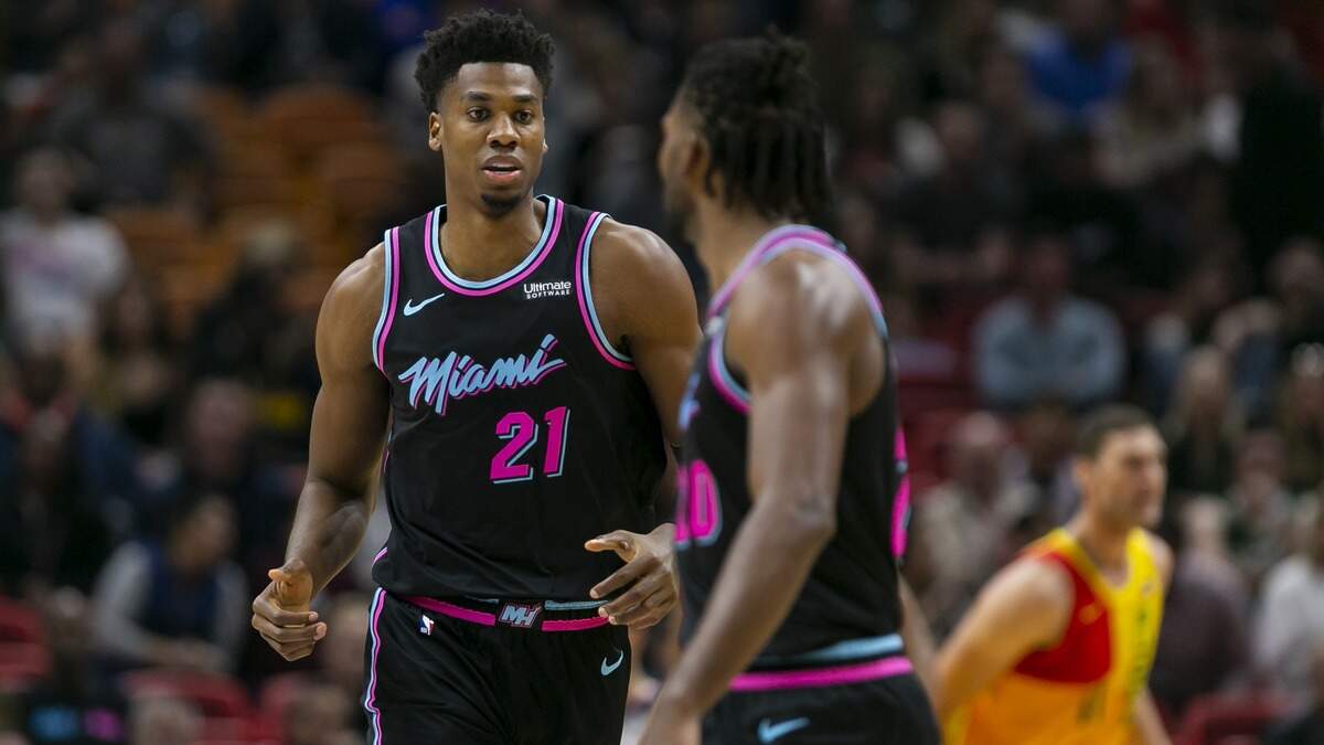El centro del Heat Hassan Whiteside (21) celebra una canasta contra los Bucks el 22 de diciembre en el American Airlines Arena.