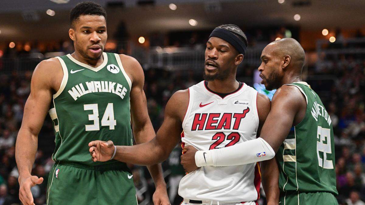 El delantero del Heat Jimmy Butler (22) entre los delanteros de los Bucks Giannis Antetokounmpo (34) y Khris Middleton (22) después en Fiserv Forum, el 30 de ocytubre de 2023.