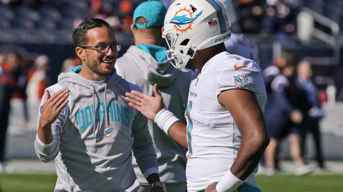 El entrenador en jefe de los Miami Dolphins, Mike McDaniel (izquierda) y el quarterbackTua Tagovailoa (derecha) están llevado a los Dolphins a su mejor temporada desde principios de la década de 2000 al ingresar al partido en casa de este domingo contra Houston.