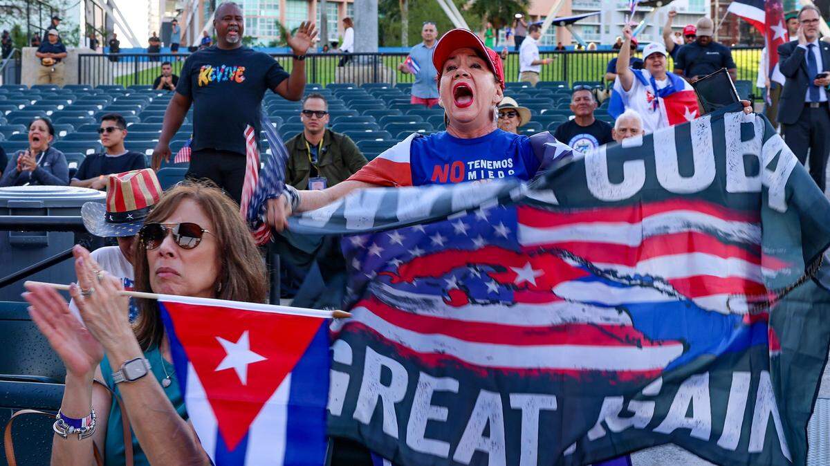The crowd at the United for a Free Cuba rally in Bayfront Park responded to speeches with enthusiastic applause, cheers, and chants of “Libertad!” Many waved Cuban flags and held up signs demanding freedom and democracy while others prayed out loud. A couple of hundred people gathered in downtown for the United for a Free Cuba rally, calling for democracy and human rights on the island amid ongoing political unrest. Waving Cuban flags and chanting slogans, demonstrators urged the international community to support Cuban activists and condemned the government's crackdown on dissent on Sunday, April 26, 2026, at the FPL Solar Amphitheater at Bayfront Park. Organized by local exile groups and human rights organizations, the event featured speeches by community leaders, former political prisoners and relatives of detained protesters, all demanding freedom and reforms in Cuba.