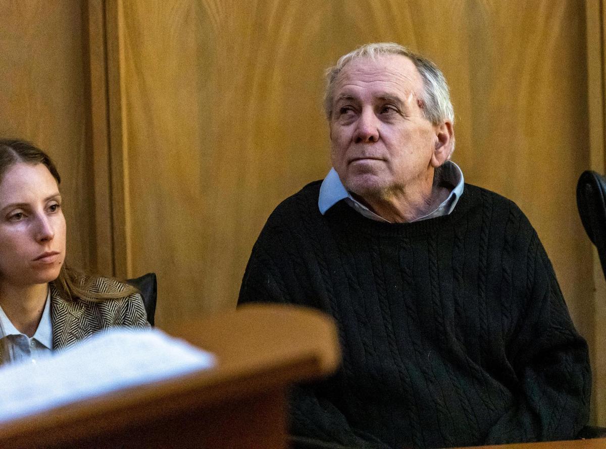Robert Koehler mira el reloj de la sala mientras su abogada Vivian Pitchik escucha los argumentos finales de la acusación durante su juicio penal el 25 de enero de 2023, ante el juez Daryl Trawick, en el Richard E. Gerstein Justice Building de Miami.