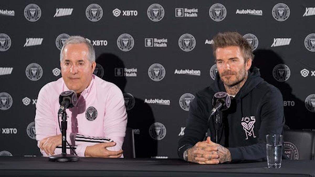 Los copropietarios de Inter Miami, Jorge Mas (izquierda) y David Beckham (derecha), se dirigen a los medios el 25 de febrero de 2022, la víspera del partido inaugural de la temporada local del equipo.