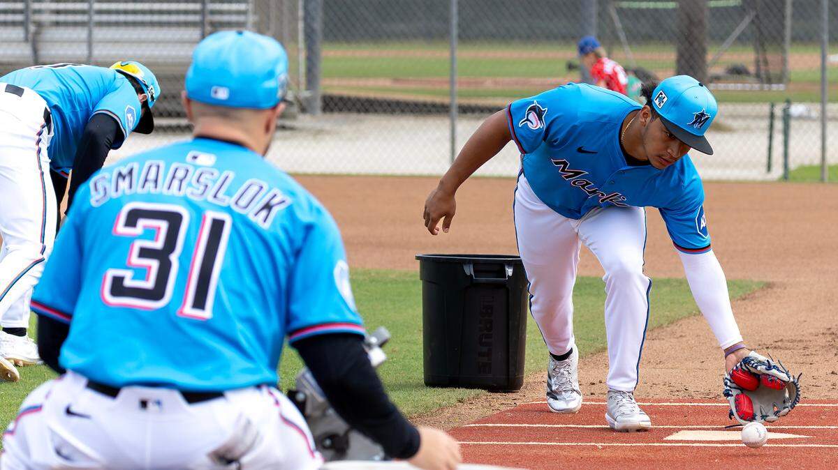 El prospecto venezolano Javier Sanoja realiza un ejercicio defensivo con el coach Tyler Smarslok en el entrenamiento de primavera, el 17 de febrero de 2025 en el Roger Dean Stadium en Jupiter, Florida.