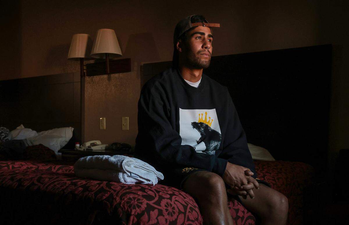 Emmanuel se sienta en su cama en una habitación de hotel en Texas después de volver a cooperar con la investigación penal del jefe de Policía del Condado Bexar sobre los vuelos de migrantes a Martha's Vineyard. Carl Juste cjuste@miamiherald.com