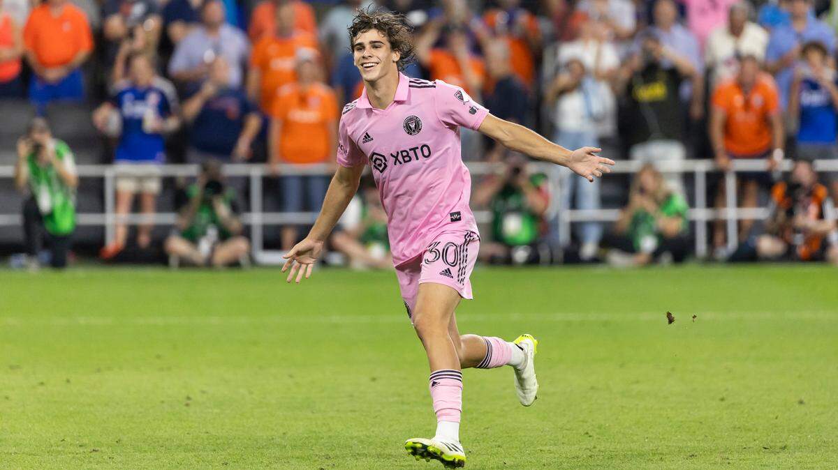 El centrocampista del Inter Miami Benjamín Cremaschi (30) celebra después de marcar el penalti ganador del partido contra el FC Cincinnati durante su semifinal de la Copa Abierta de EEUU en el TQL Stadium, el miércoles 23 de agosto de 2023, en Cincinnati, Ohio.