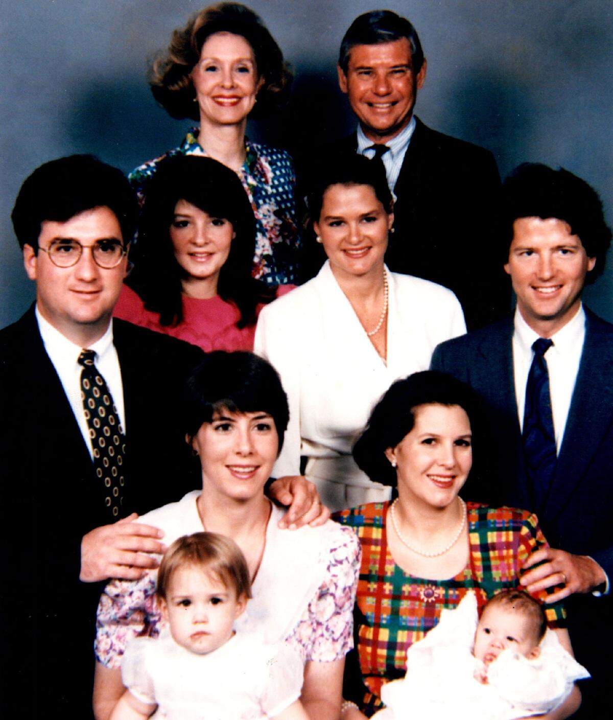 6/17/1992 (fotografía proporcionada a The Miami Herald): Retrato del senador Bob Graham y su familia. De izquierda a derecha, de arriba a abajo: Adele Graham y el senador Bob Graham, Kendall Graham (de vestido rosa), Suzanne Graham (con vestido blanco), Gwen Logan (la de vestido blanco y rosa floreado) y Cissy McCullough (con el vestido a cuadros). Los hombres y los niños no están identificados.