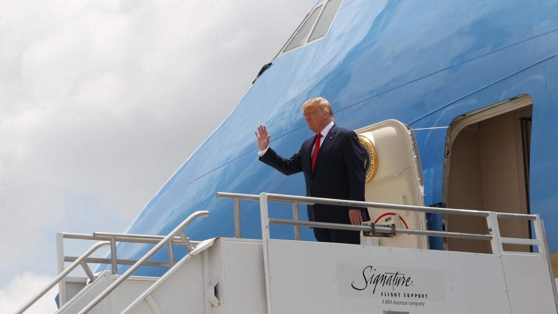 En el último año de su primer mandato, el presidente Donald J. Trump sale del Air Force One al llegar al Aeropuerto Internacional de Miami para visitar el Comando Sur de Estados Unidos y reunirse con la comunidad venezolana en Doral en julio de 2020..