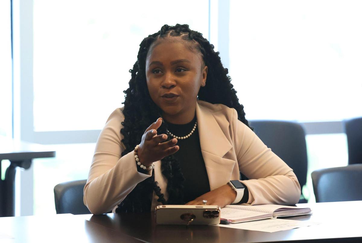 Lakisha Thomas, madre embajadora, habla durante la mesa redonda con la alcaldesa Daniella Levine Cava y las madres en el Center for Excellence in Early Education de United Way, el martes 12 de julio de 2022, en Miami.