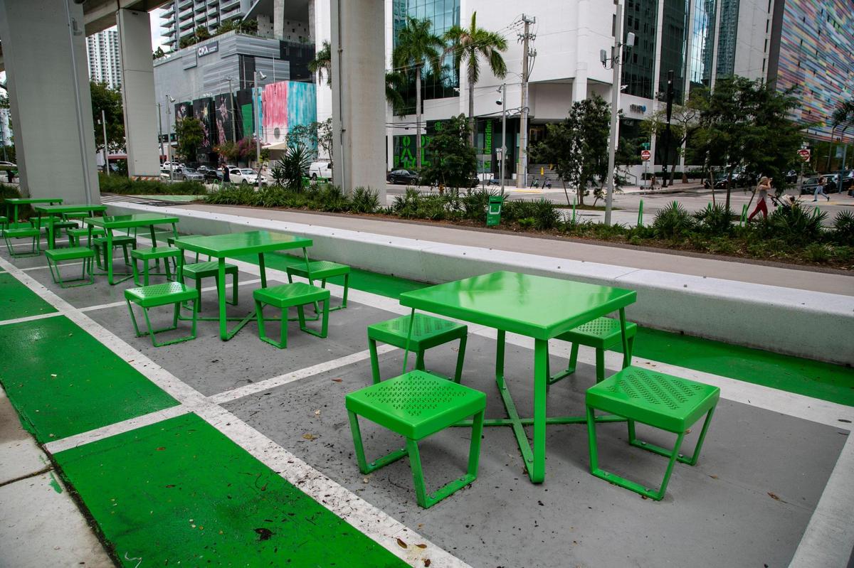 Mesas para juegos, dominó y pequeñas reuniones se alinean en la sección Promenade del recién abierto tramo de Brickell Backyard de The Underline. El segmento de media milla del parque lineal y sendero de 10 millas de Underline previsto bajo las vías elevadas del Metrorail es el primero en ser completado.