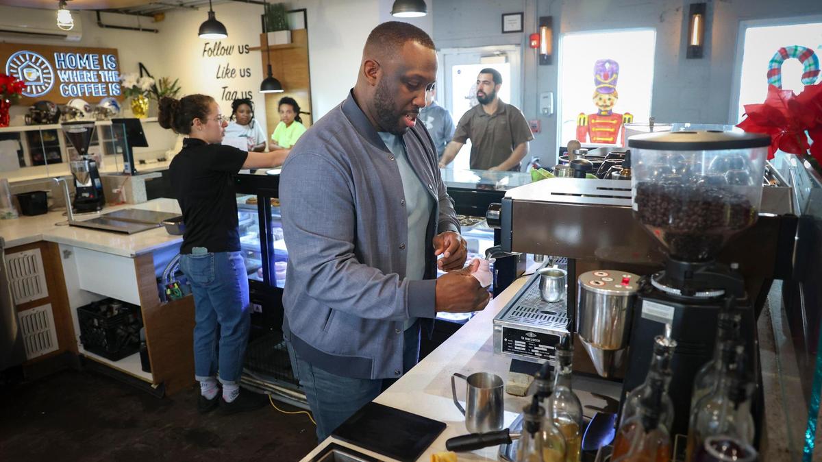 El ex linebacker de la NFL Stephen Tulloch, de 38 años, prepara un latte de vanilla en su cafetería, Circle House Coffee, de Fort Lauderdale.