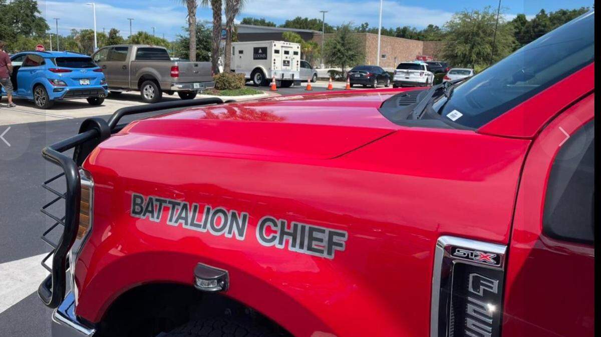 Una mujer fue atropellada y sus piernas quedaron atrapadas bajo un vehículo blindado en el Condado  Pasco, Florida