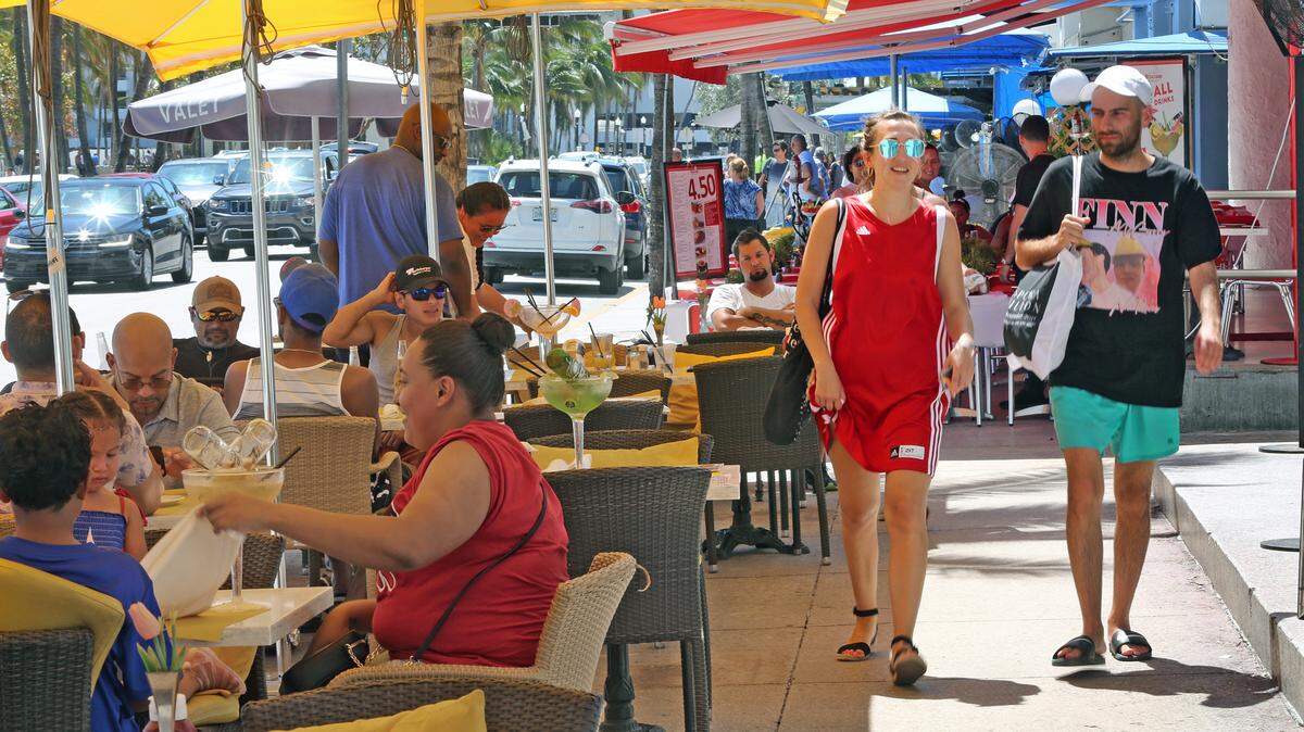 The Miami Beach City Commission has given initial approval to new rules regulating sidewalk cafes.