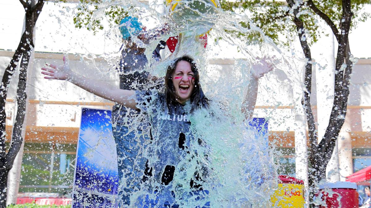 Monica Roos recibe un chapuzón de Gatorade durante un evento de Give Miami Day en la Thomson Plaza for the Arts en el Arsht Center for the Performing Arts, en Miami, Florida, el jueves 21 de noviembre de 2019.