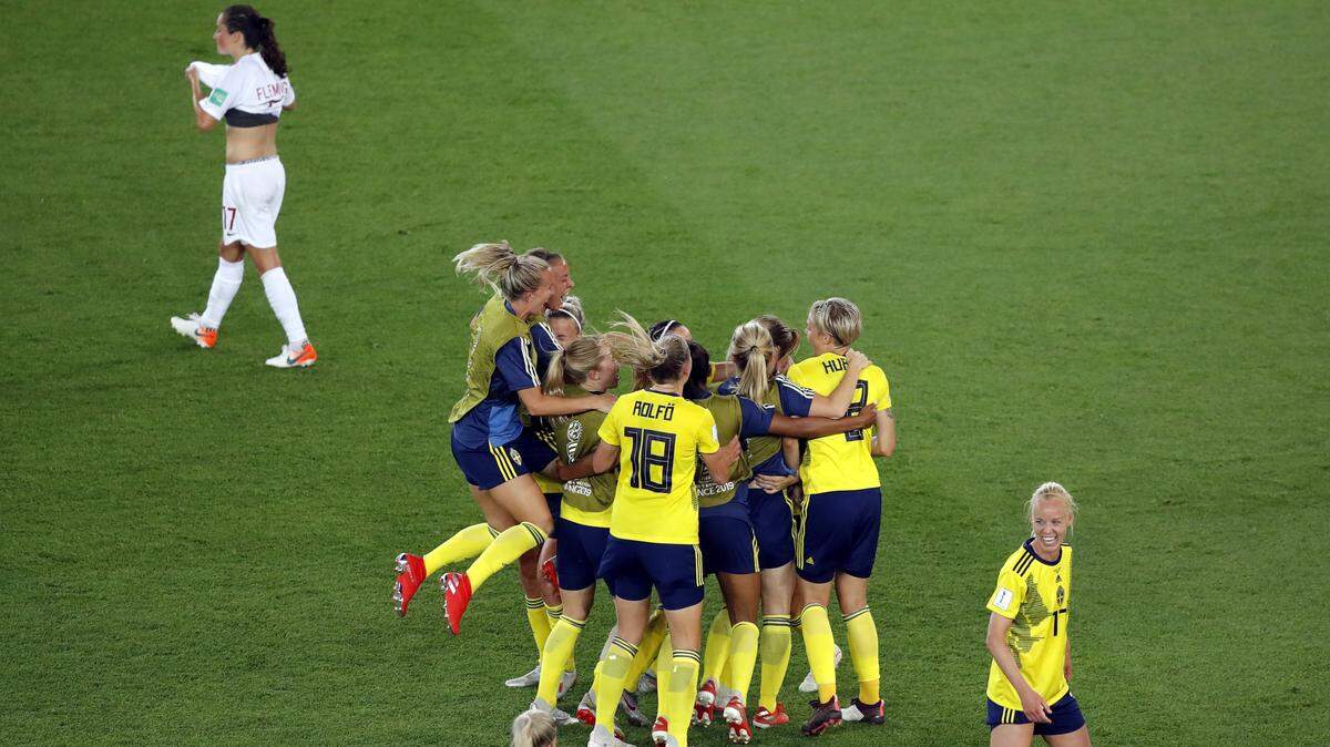 Sweden players celebrate at the end of the Women’s World Cup round of 16 soccer match between Sweden and Canada at the Parc des Princes in Paris, France, Monday, June 24, 2019. Sweden won 1-0. (AP Photo/Michel Euler)