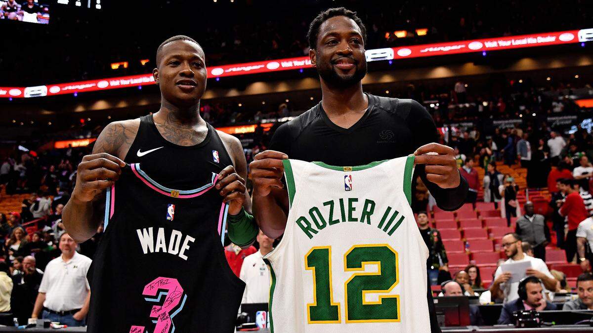 Terry Rozier (izq.) y Dwyane Wade intercambian camisetas después del partido donde el Heat derrotó a los Celtics de Boston, el 10 de enero de 2019 en Miami.