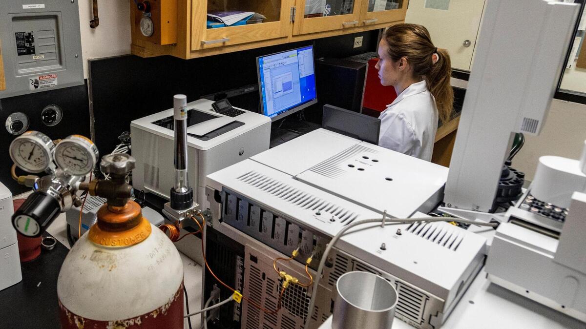Un tanque de helio, a la izquierda, cerca de uno de los espectrómetros de masa de cromatografía de gases en el Laboratorio de la Policía de Miami-Dade. el 15 de abril de 2022. Los forenses del MDPD, que realizan trabajos para todos los departamentos de policía del condado, tienen escasez de helio debido a la invasión rusa de Ucrania y al cierre de algunas plantas de los principales proveedores.