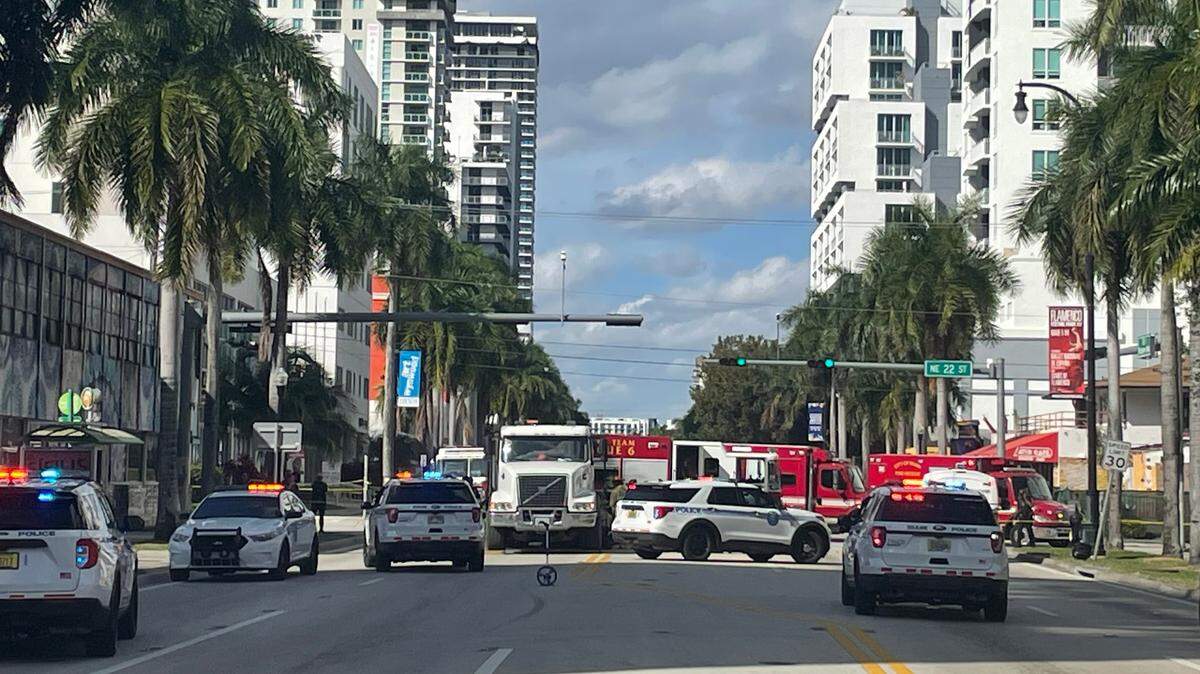 Una mujer que empujaba a un bebé en un coche por Biscayne Boulevard murió tras quedar atrapada bajo un camión de volteo, informó la policía.