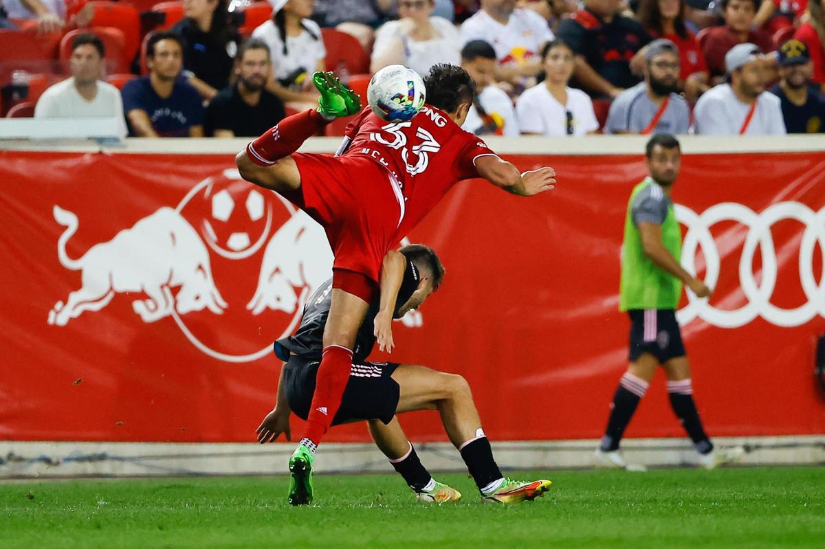 HARRISON, NJ - AUGUST 27: New York Red Bulls midfielder Aaron Long (33) goes over the back of Inter Miami midfielder Indiana Vassilev (17) for a head ball during the first half of the Major League Soccer game between the New York Red Bulls and Inter Miami on August 27, 2022 at Red Bull Arena in Harrison, New Jersey. (Photo by Rich Graessle/Icon Sportswire) (Icon Sportswire via AP Images)