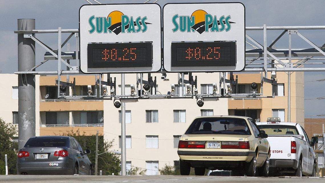 SunPass sensors at the old toll signs on the Northbound I-95 Express lanes between I-195 and NW 61st Street in 2008.