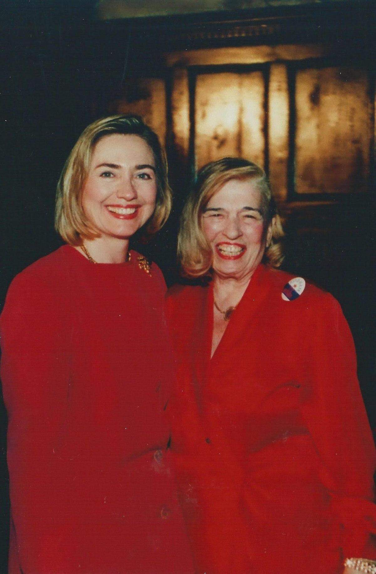 Hilary Clinton y la organizadora política del sur de la Florida Fanita Presman en una foto de archivo facilitada por la familia de Presman.