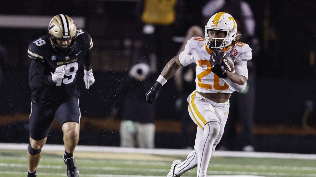 Tennessee running back Jaylen Wright (20) outruns Vanderbilt linebacker Kane Patterson (19) for a touchdown during the second half of an NCAA college football game Saturday, Nov. 26, 2022, in Nashville, Tenn.
