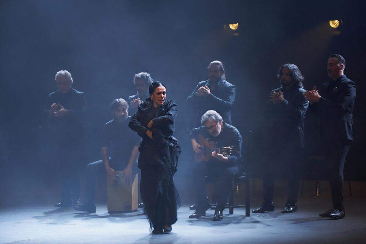 In “Yerbagüena (Oscuro Brillante),” Eva Yerbabuena shares the stage with seven musicians, four of them first-class singers.