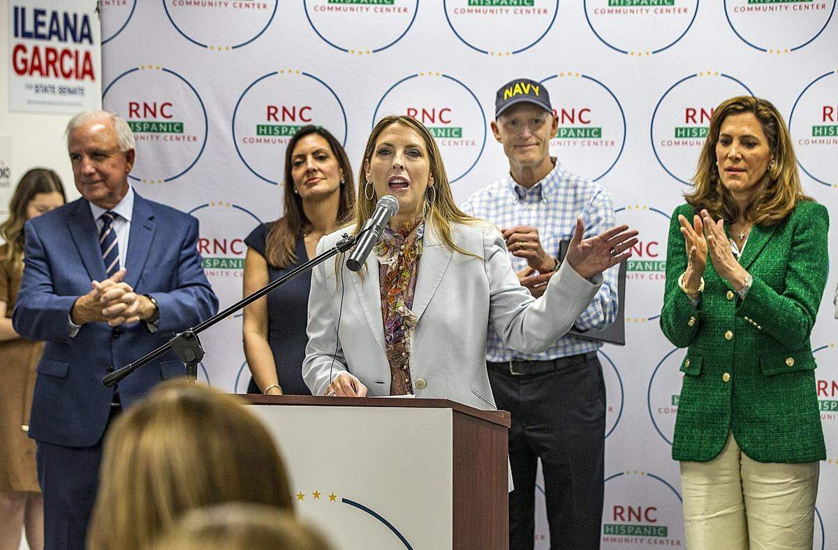 La presidenta de la Convención Nacional Republicana, Ronna McDaniel, se unió a un grupo de líderes del Partido Republicano, entre los que se encontraban, de izquierda a derecha, el congresista Carlos Giménez, la vicegobernadora Jeanette Núñez, el senador de la Florida Rick Scott y la representante federal María Elvira Salazar, durante un acto para motivar a los hispanos a votar por los republicanos en el Centro Comunitario Hispano del RNC, en Doral, el martes 18 de octubre de 2022.