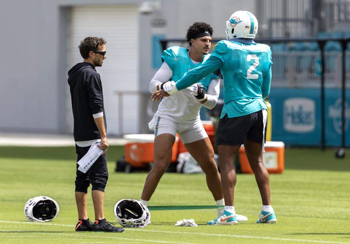 Miami Dolphins head coach Mike McDaniel works with linebacker Jaelan Phillips (15), andoutside linebacker Bradley Chubb (2) during practice at the Baptist Health Training Complex on Thursday, Sept. 25, 2025, in Miami Gardens, Fla.