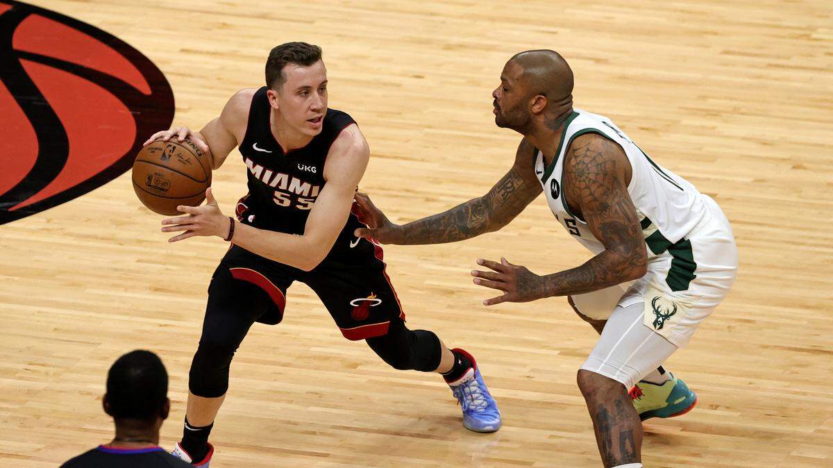 El delantero de los Milwaukee Bucks P.J. Tucker (17) marca al escolta de los Miami Heat, Duncan Robinson (55) en el Juego 3 de su serie de playoffs de primera ronda, el jueves 27 de mayo de 2021 en Miami.
