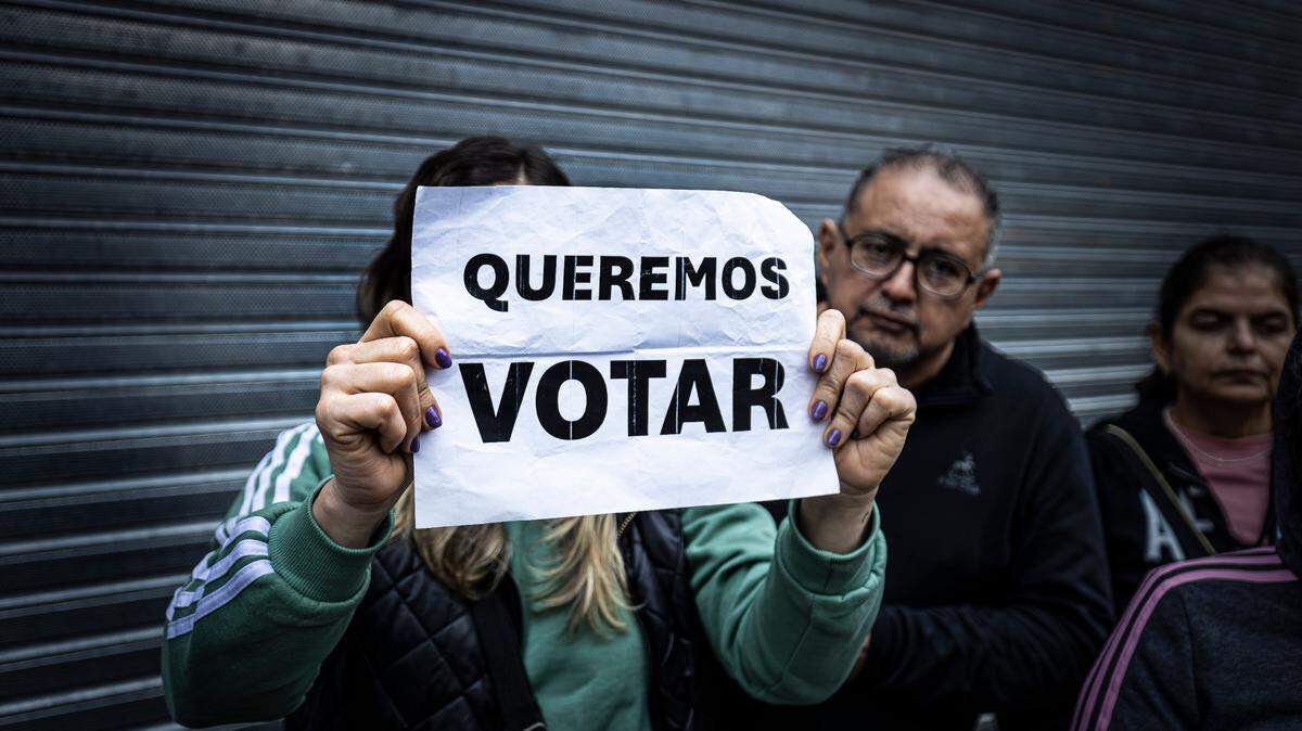 A group of Venezuelan residents in Argentina demonstrated their desire to vote at the door of their Embassy. In spite of obstacles and the imposition of requirements that exceed what is established by law, the Venezuelan diaspora in Argentina came to demand their right to register in the Electoral Registry to be able to vote against the dictatorship of Nicolás Maduro.