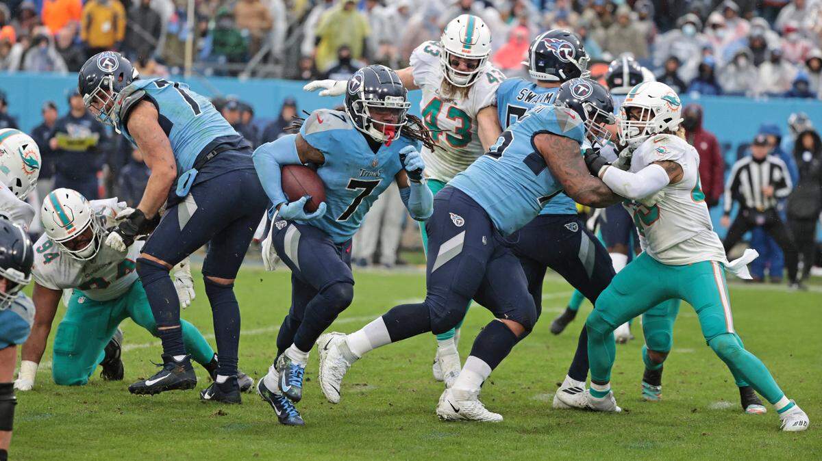 Former Tennessee Titans running back D’Onta Foreman (7) scores against the Dolphins in the second quarter at Nissan Stadium in Nashville, Tennessee on Sunday, January 2, 2022. 

