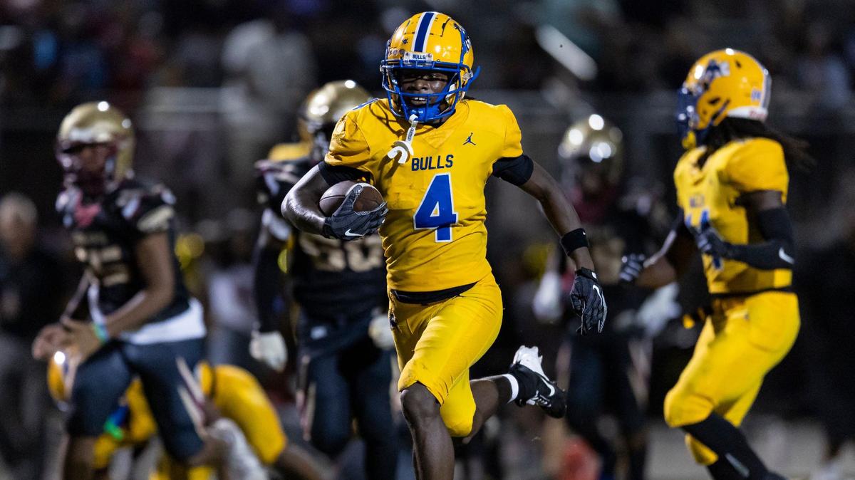 Miami Northwestern Bulls cornerback J’Vari Flowers (4) runs with the ball in the first half of the Bulls’ football game against the Coconut Creek Cougars at Coconut Creek High School on Thursday, Aug. 22, 2024, in Coconut Creek, Fla.