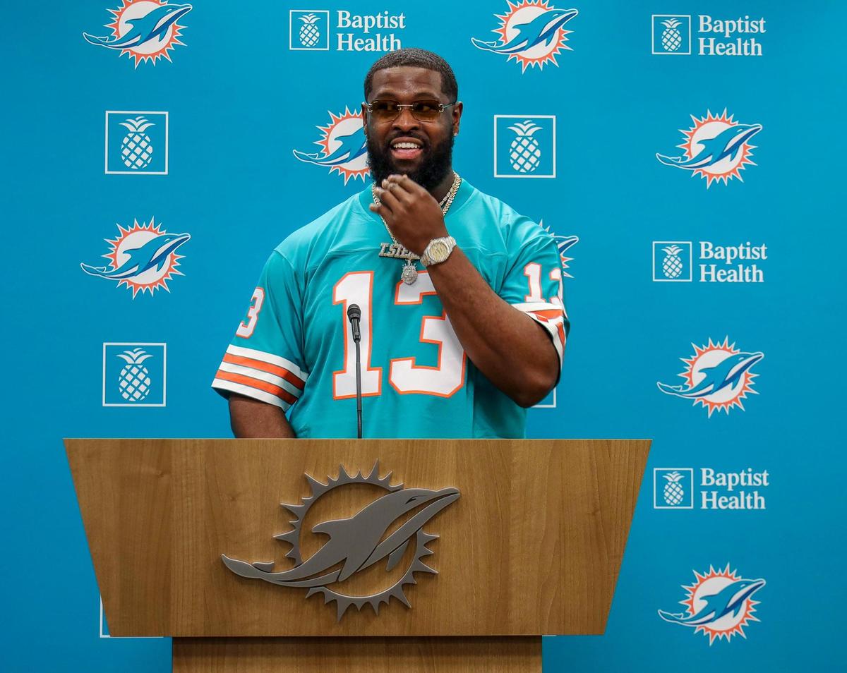Con una camiseta de Dan Marino, Terron Armstead celebra su primera conferencia en el centro de entrenamiento de los Dolphins en Miami Gardens, Florida, el jueves 24 de marzo de 2022.