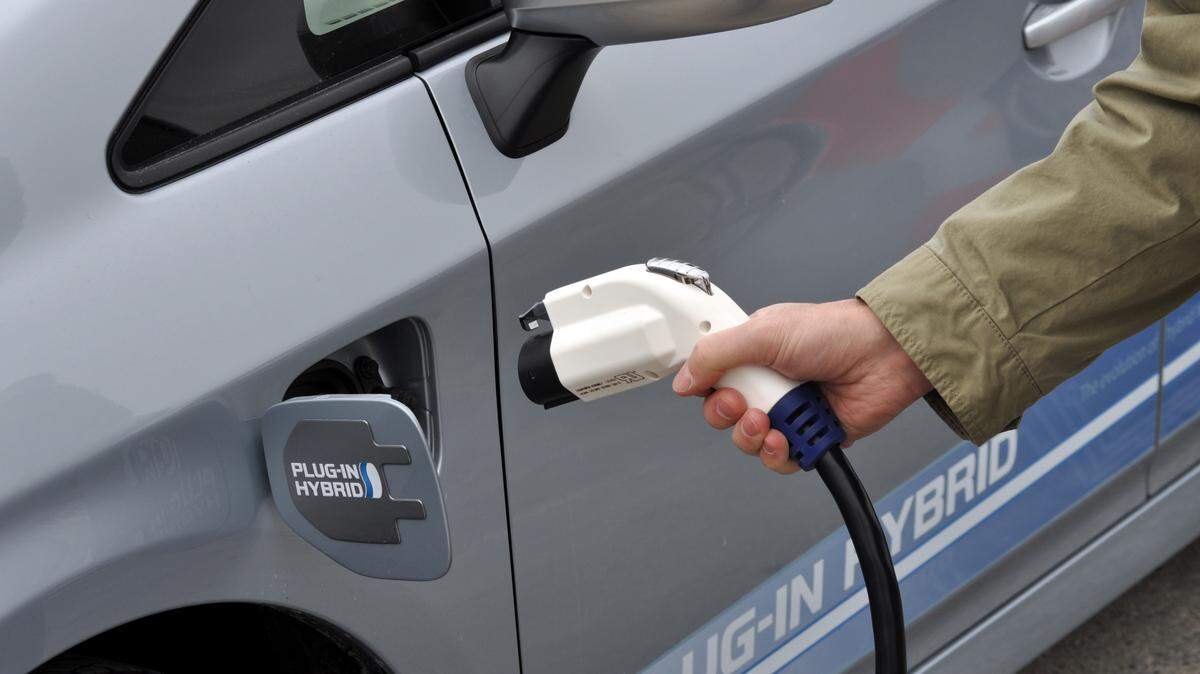 Florida lags behind many others in building its electrical vehicle charging network and funding specifically for more chargers in Miami-Dade and Broward remains frozen.
