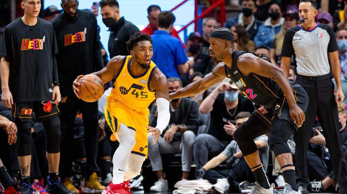 El escolta del Jazz, Donovan Mitchell (izq.), conduce el balón ante la marca de Jimmy Butler, del Heat, en el primer cuarto del partido celebrado el 6 de noviembre de 2021 en Miami.