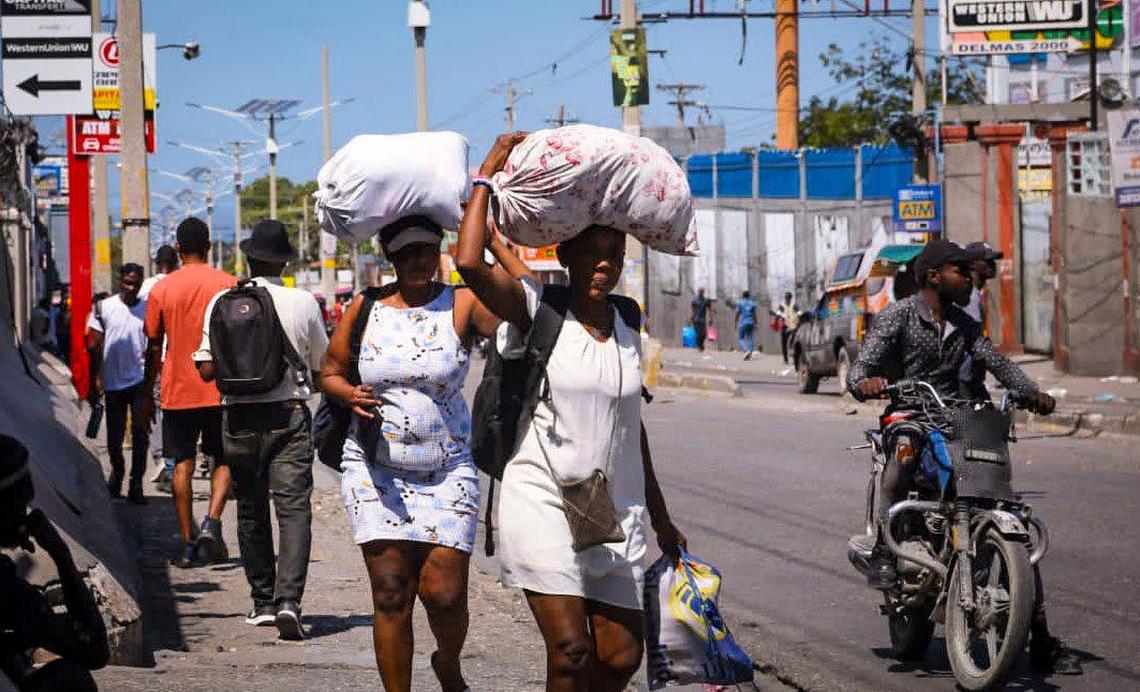 Gang attacks in the Delmas 30 neighborhood of Port-au-Prince on Tuesday sent residents running into the streets carrying bed frames and pushing wheelbarrows.