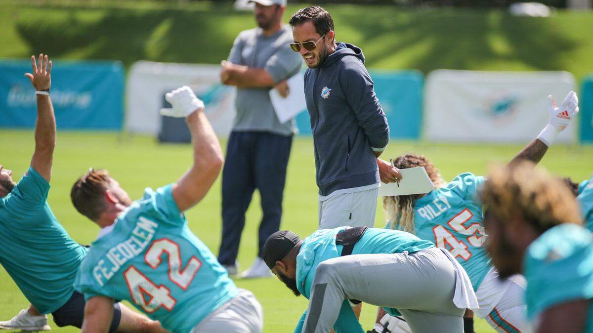 Miami Dolphins coach Mike McDaniel speaks with players as they stretch before practice drills at Baptist Health Training Complex in Miami Gardens on on Tuesday, August 16, 2022.
