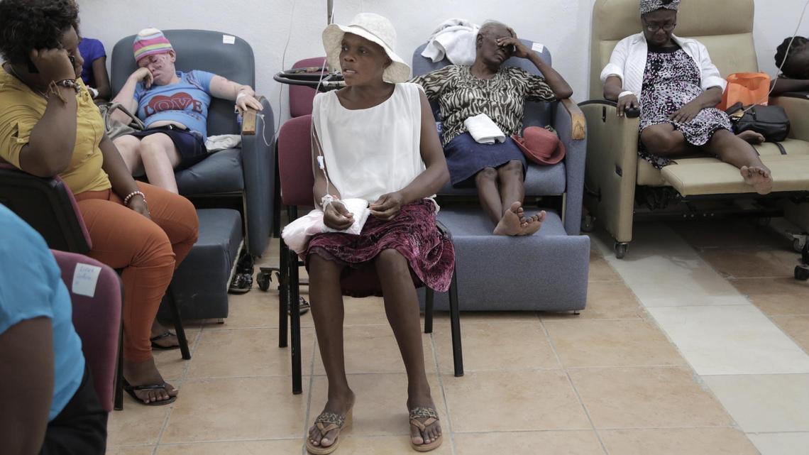 Guerda Janvier (au centre), 46 ans, une patiente atteinte du cancer du col, reçoit du fluide par voie intraveineuse dans une salle de chimiothérapie aux côtés d’autres patients de Innovating Health International à Port-au-Prince.