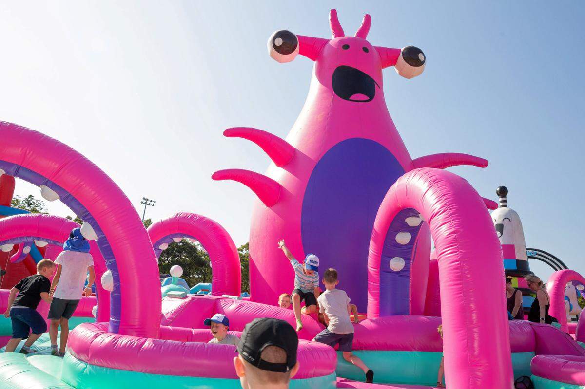 Un alienígena rosa preside el inflable de temática espacial AirSpace, que forma parte de The Big Bounce America.