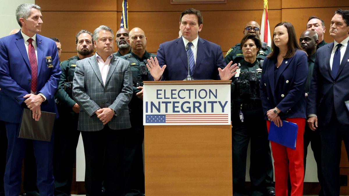 El gobernador Ron DeSantis habla durante una conferencia de prensa en Fort Lauderdale el jueves 18 de agosto de 2022.