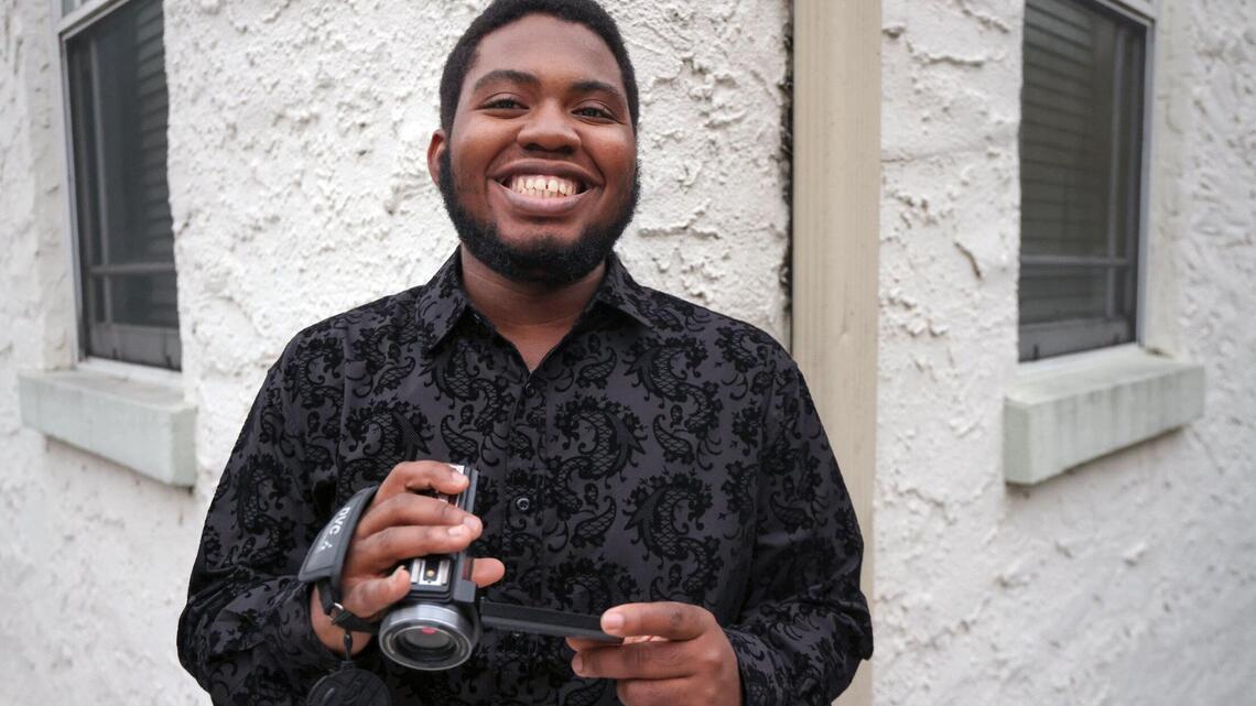 Young Haitian film student dreams of being a movie producer. But he needs a camera