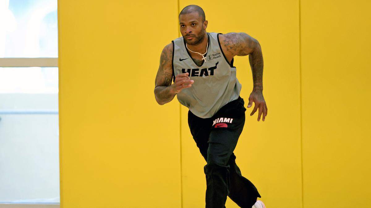 El delantero de poder del Miami Heat, P.J. Tucker, corre durante el campo de entrenamiento para la temporada 2021-22 de la NBA en el FTX Arena el martes 28 de septiembre de 2021.