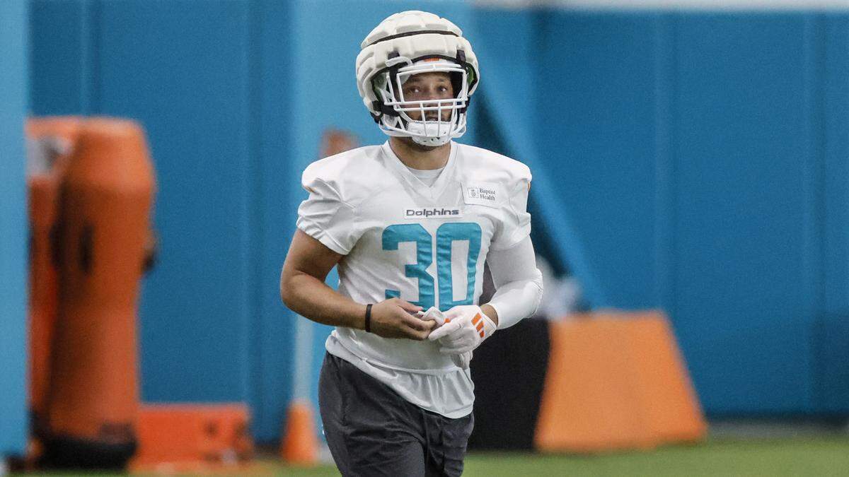 Miami Dolphins fullback Alec Ingold (30) arrives at practice at the Miami Dolphins Training Camp in Miami Gardens, Florida, on Tuesday, August 26, 2025.