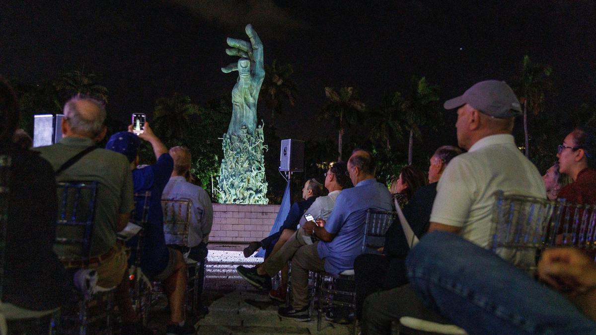 Miembros de la comunidad judía del sur de la Florida conmemoraron el 85 aniversario de Kristallnacht, la Noche de los Cristales Rotos, en el Memorial del Holocausto de Miami Beach el domingo 5 de noviembre de 2023.