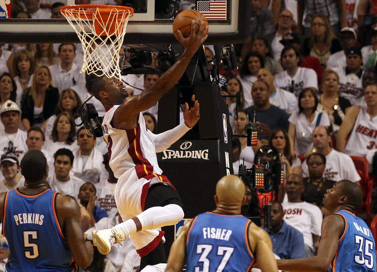 Miami Heat’s Dwyane Wade, goes to the basket against Thunder’s Kendrick Perkins # 5, Derek Fisher # 37 and Kevin Durant # 35 in the second quarter of Game 3 of the NBA finals between the Miami Heat and the Oklahoma City Thunder, at AmericanAirlines Arena in Miami on Sunday, June 17, 2012.