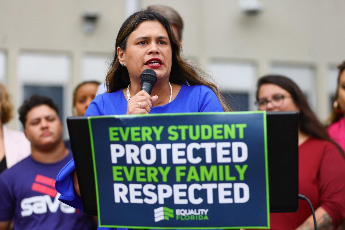 La miembro de la Junta Escolar de Miami-Dade Lucia Baez-Geller habla durante una conferencia de prensa antes de una reunión de la Junta Escolar donde Báez-Geller presentó una propuesta para que las escuelas reconozcan octubre como el Mes LGBTQ.